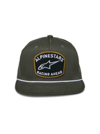 Alpinestars Promptus Snapback Hat, czapka z daszkiem w kolorze Military Green, usztywniona korona z płaskim daszkiem, duża przednia naszywka z białym haftem „Alpinestars Racing Ahead” i złotym obramowaniem, biały pleciony sznurek, sportowe nakrycie głowy