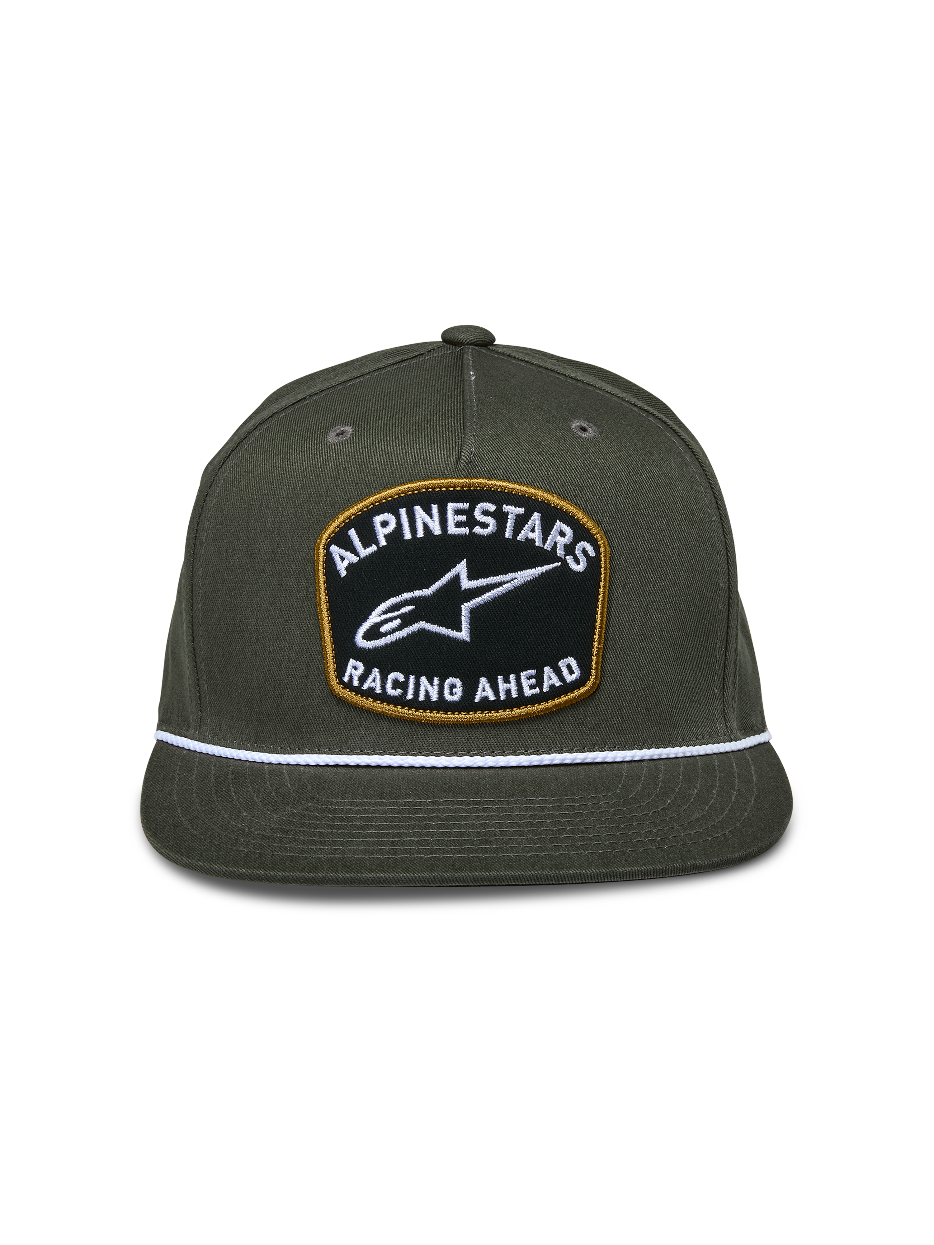 Alpinestars Promptus Snapback Hat, czapka z daszkiem w kolorze Military Green, usztywniona korona z płaskim daszkiem, duża przednia naszywka z białym haftem „Alpinestars Racing Ahead” i złotym obramowaniem, biały pleciony sznurek, sportowe nakrycie głowy