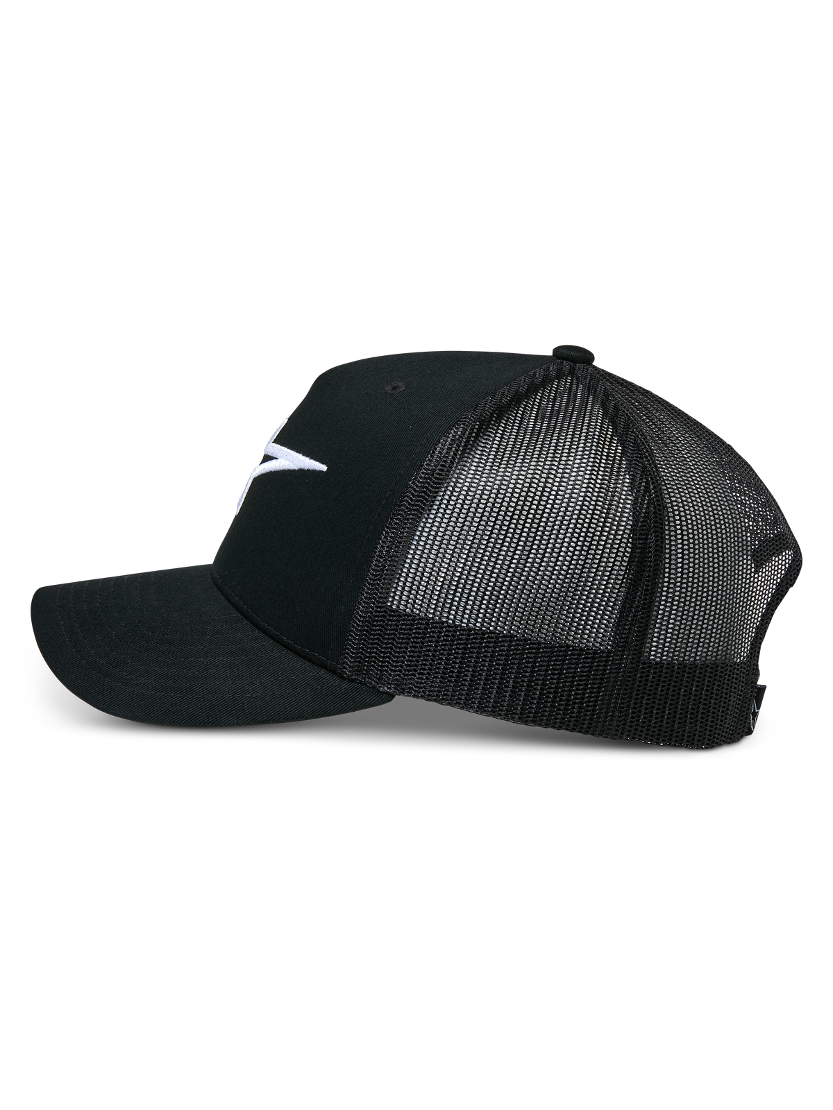 Alpinestars Ageless Trucker Hat, czarna czapka typu trucker, widok z boku, usztywniony przód z bawełnianego twillu z białym haftowanym logo Astars, oddychająca czarna siateczka z tyłu, zakrzywiony daszek, sportowy design