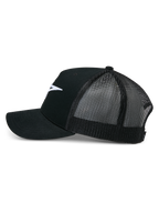 Alpinestars Ageless Trucker Hat, czarna czapka typu trucker, widok z boku, usztywniony przód z bawełnianego twillu z białym haftowanym logo Astars, oddychająca czarna siateczka z tyłu, zakrzywiony daszek, sportowy design