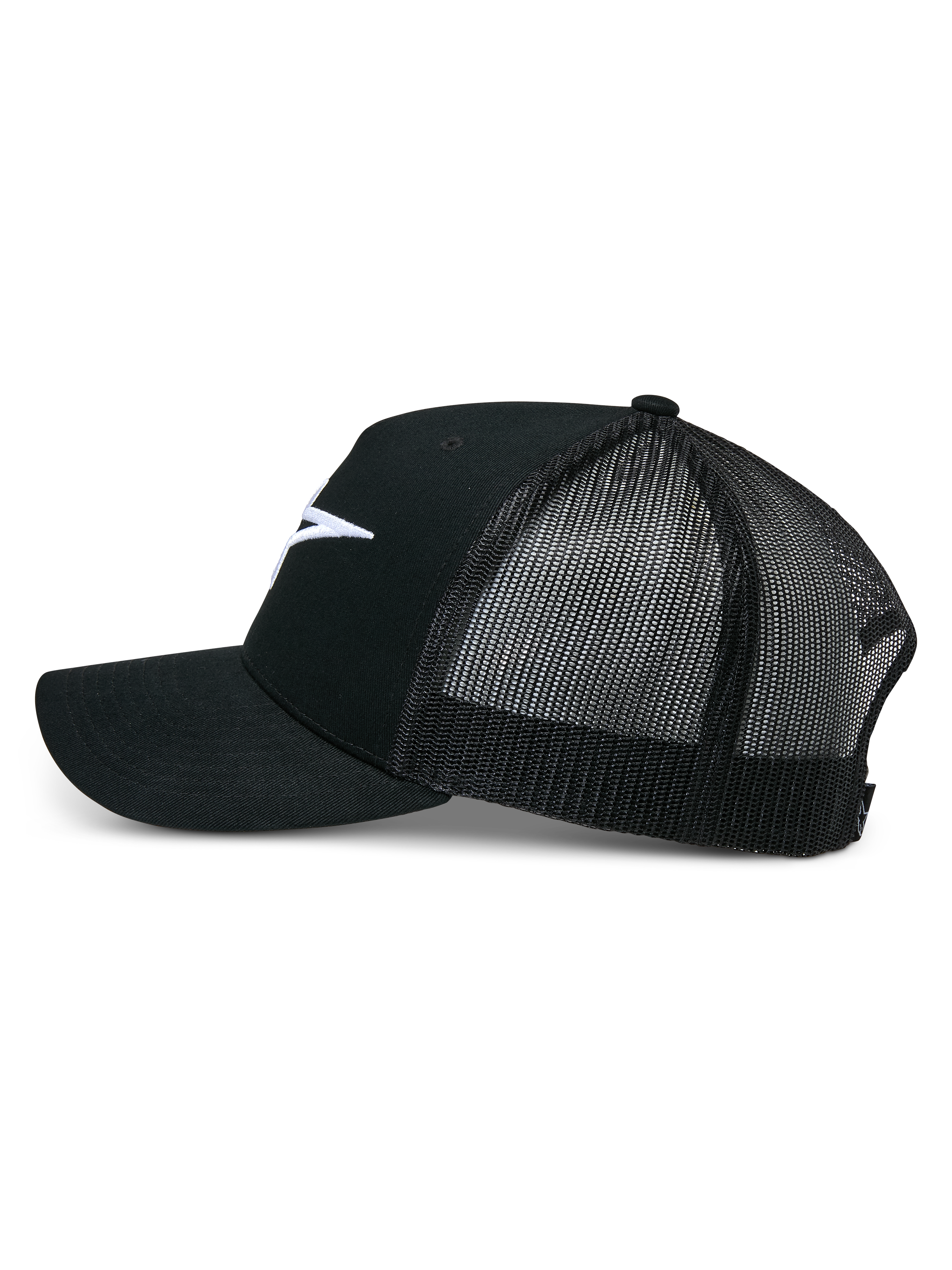 Alpinestars Ageless Trucker Hat, czarna czapka typu trucker, widok z boku, usztywniony przód z bawełnianego twillu z białym haftowanym logo Astars, oddychająca czarna siateczka z tyłu, zakrzywiony daszek, sportowy design