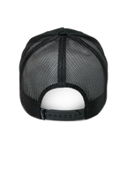 Alpinestars Ageless Trucker Hat, czarna czapka typu trucker, widok z tyłu, czarne siatkowe panele, regulowane zapięcie snapback, mała metka z logo Astars z tyłu, codzienne nakrycie głowy inspirowane sportami motorowymi