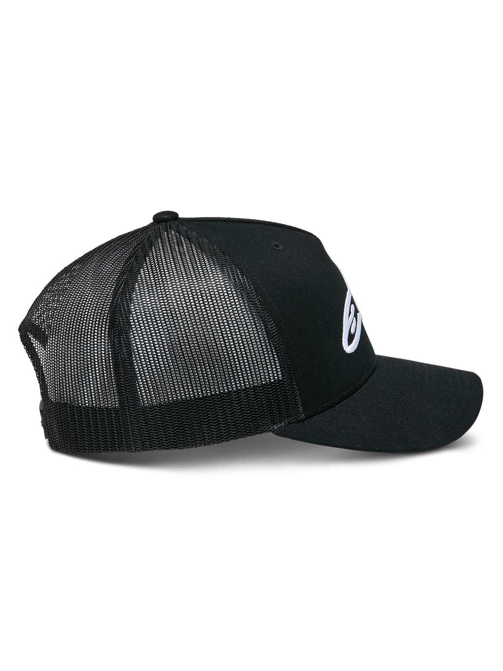 Alpinestars Ageless Trucker Hat, czarna czapka z daszkiem, widok z boku prezentujący usztywnioną koronę i białe haftowane logo Astars, zakrzywiony daszek oraz oddychające czarne panele z siatki poliestrowej.