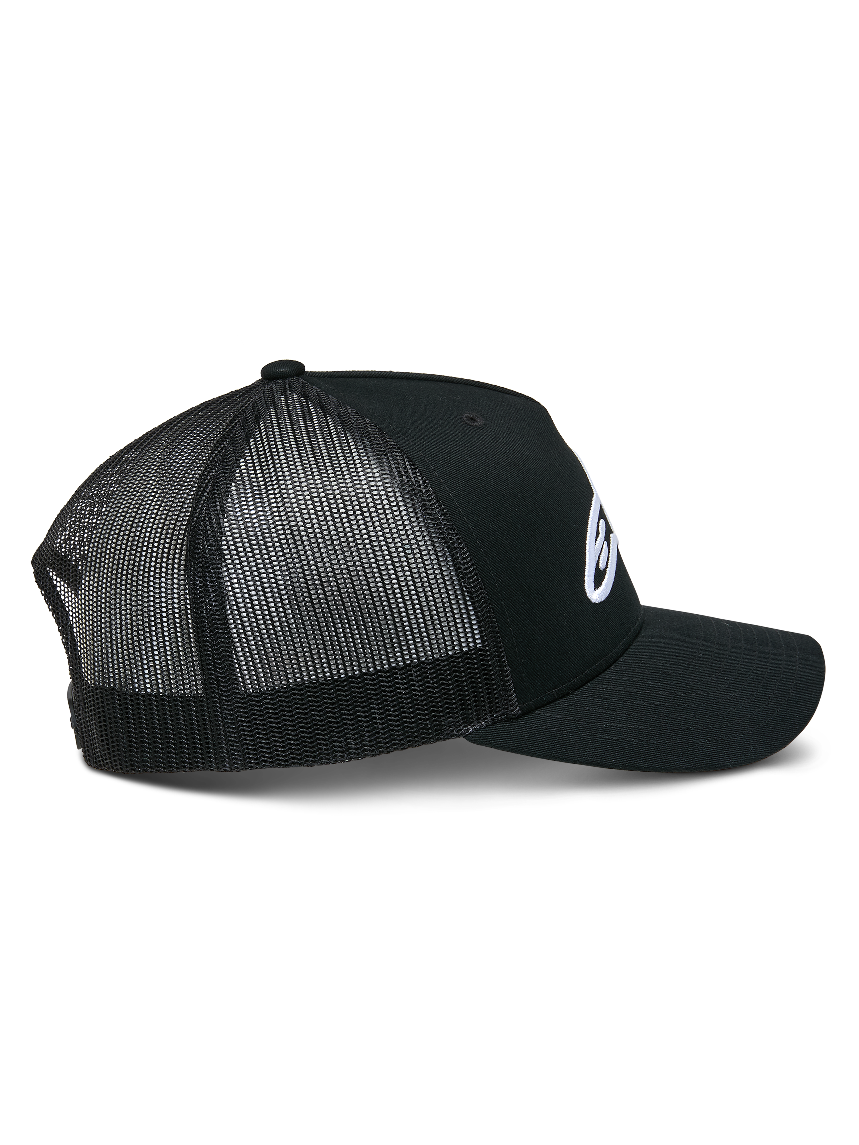 Alpinestars Ageless Trucker Hat, czarna czapka z daszkiem, widok z boku prezentujący usztywnioną koronę i białe haftowane logo Astars, zakrzywiony daszek oraz oddychające czarne panele z siatki poliestrowej.