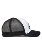 Alpinestars Ageless Snapback, czarna i biała czapka z daszkiem typu trucker, siatkowy tył i zakrzywiony daszek, logo Astars, odzież sportowa.