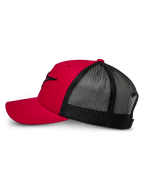 Alpinestars Ageless Trucker Hat, czerwono-czarna, widok z boku z zakrzywionym daszkiem i usztywnionym przodem z czarnym haftem 3D logo Astars, tył z czarnej siateczki dla lepszej oddychalności, klasyczny design inspirowany sportami motorowymi