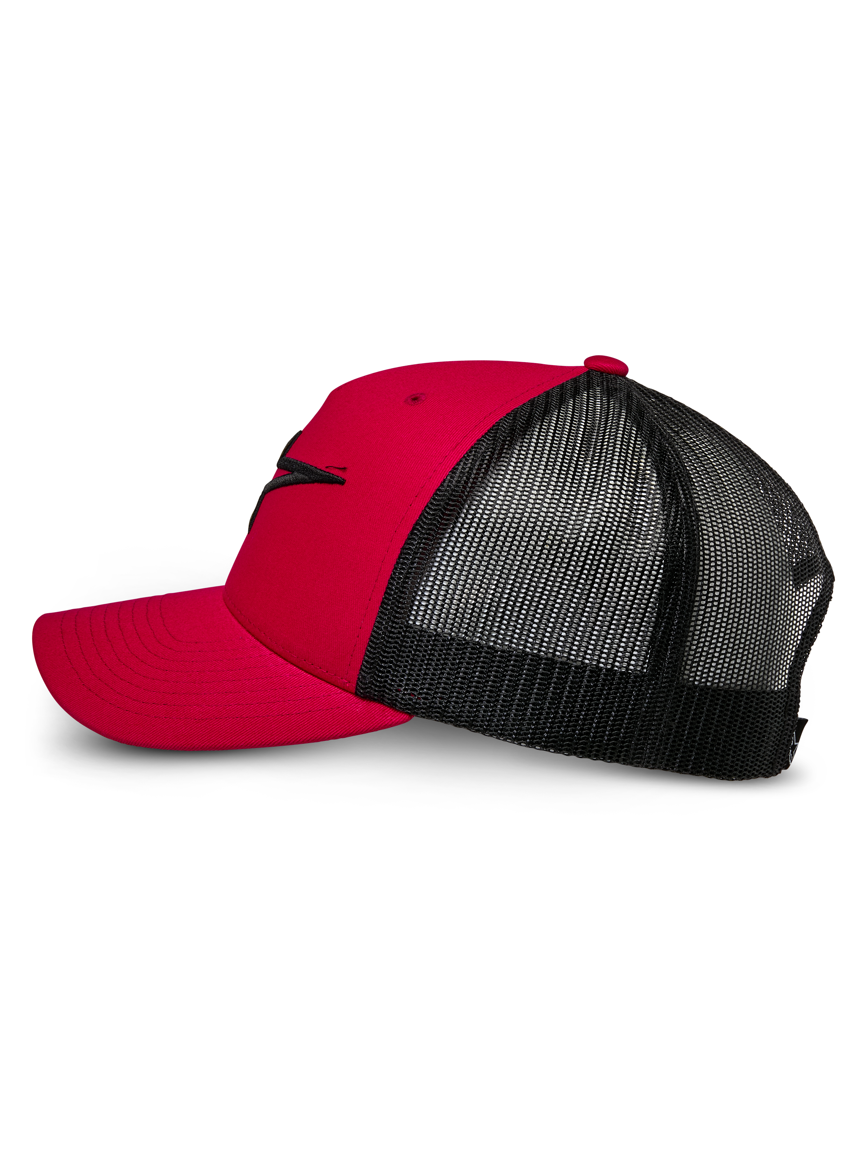 Alpinestars Ageless Trucker Hat, czerwono-czarna, widok z boku z zakrzywionym daszkiem i usztywnionym przodem z czarnym haftem 3D logo Astars, tył z czarnej siateczki dla lepszej oddychalności, klasyczny design inspirowany sportami motorowymi