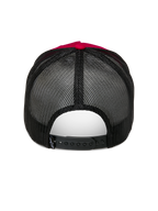 Alpinestars Ageless Trucker Hat, czerwono-czarna czapka z daszkiem, widok z tyłu z czarną poliestrową siatką i regulowanym zapięciem typu snapback, czerwony guzik na górze i detale korony, codzienne nakrycie głowy w stylu sportów motorowych