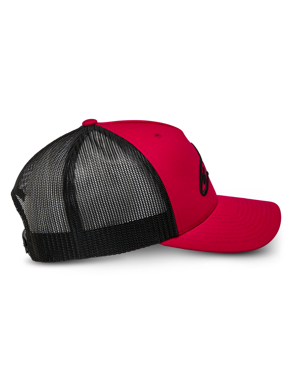 Alpinestars Ageless Trucker Hat, czerwono-czarna, widok z boku ukazujący czerwony usztywniony przód i zakrzywiony daszek oraz czarne panele z oddychającej siatki z tyłu, codzienne nakrycie głowy inspirowane sportami motorowymi