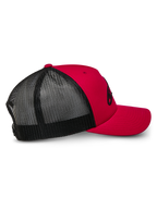 Alpinestars Ageless Trucker Hat, czerwono-czarna, widok z boku ukazujący czerwony usztywniony przód i zakrzywiony daszek oraz czarne panele z oddychającej siatki z tyłu, codzienne nakrycie głowy inspirowane sportami motorowymi