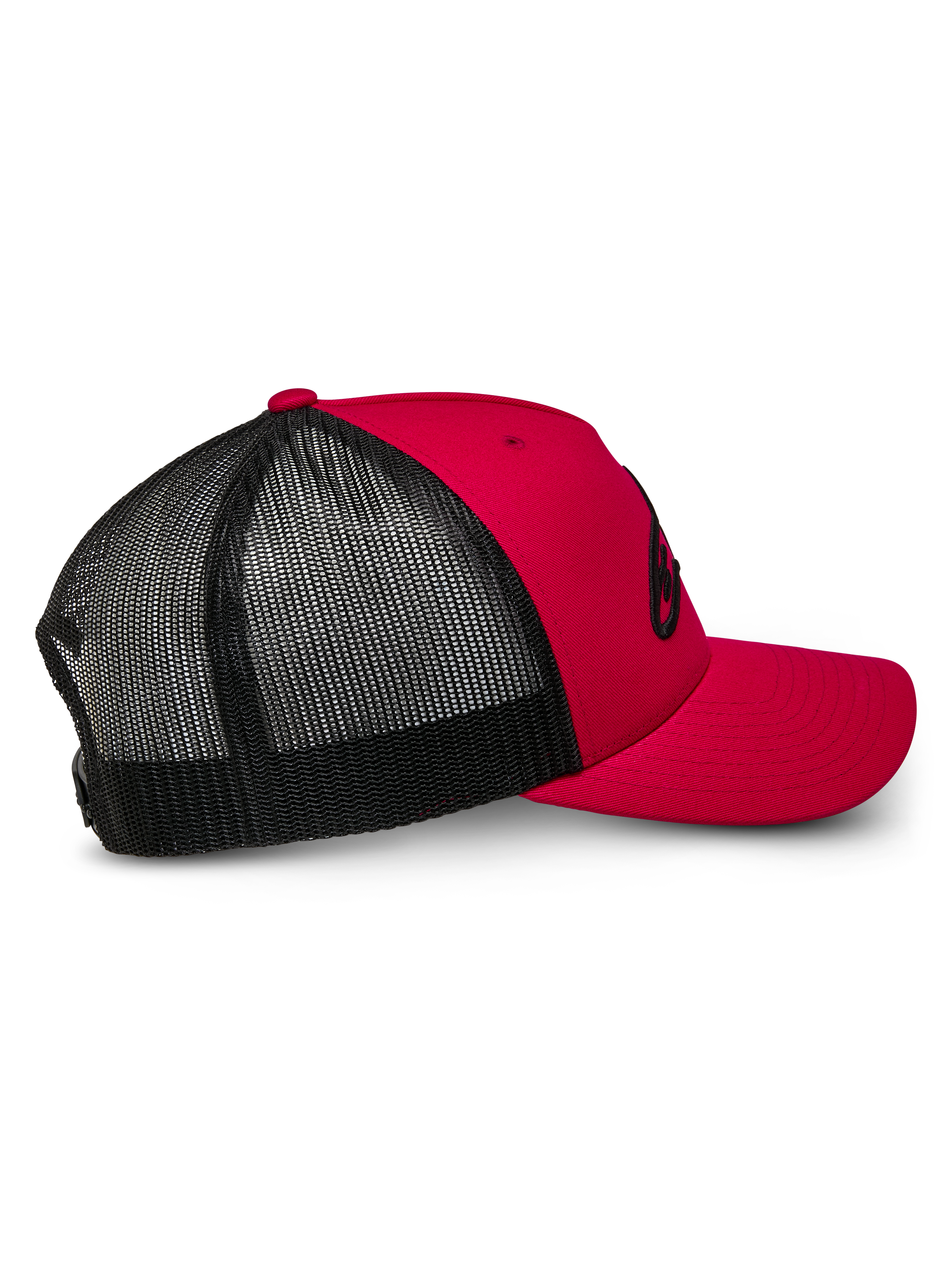 Alpinestars Ageless Trucker Hat, czerwono-czarna, widok z boku ukazujący czerwony usztywniony przód i zakrzywiony daszek oraz czarne panele z oddychającej siatki z tyłu, codzienne nakrycie głowy inspirowane sportami motorowymi