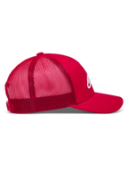 Alpinestars Ageless Snapback, czerwona czapka sportowa, oddychająca siateczka z tyłu, zakrzywiony daszek i logo 3D.