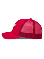 Alpinestars Ageless Trucker, czerwona czapka z daszkiem, oddychająca siateczka z tyłu, zakrzywiony daszek i białe haftowane logo, sportowa odzież codzienna.