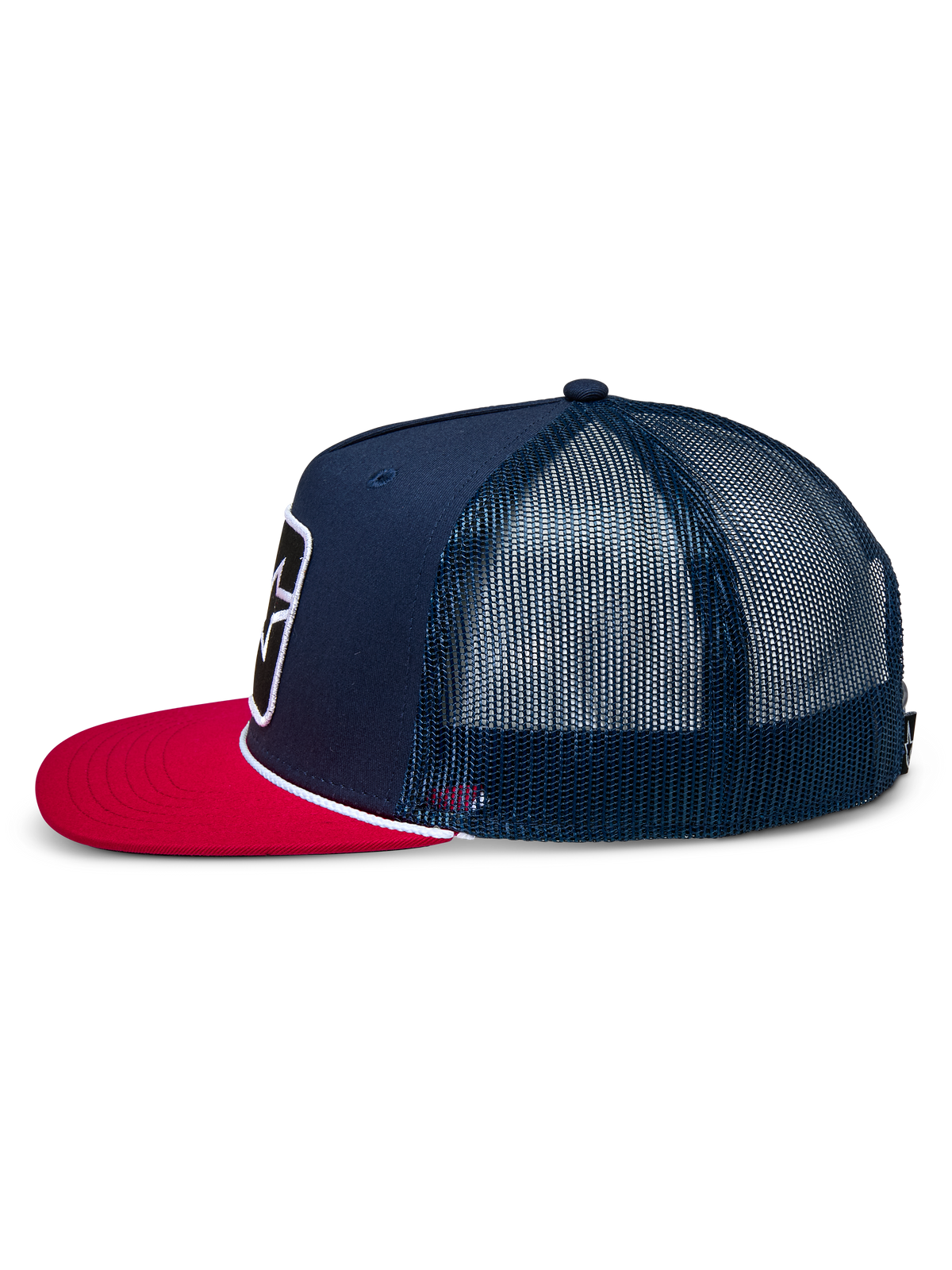 Alpinestars Control Trucker Hat, widok z boku, granatowa z czerwonym płaskim daszkiem, biały pleciony sznurek, siatkowe panele z tyłu, codzienne nakrycie głowy inspirowane motorsportem