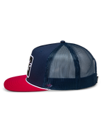 Alpinestars Control Trucker Hat, widok z boku, granatowa z czerwonym płaskim daszkiem, biały pleciony sznurek, siatkowe panele z tyłu, codzienne nakrycie głowy inspirowane motorsportem