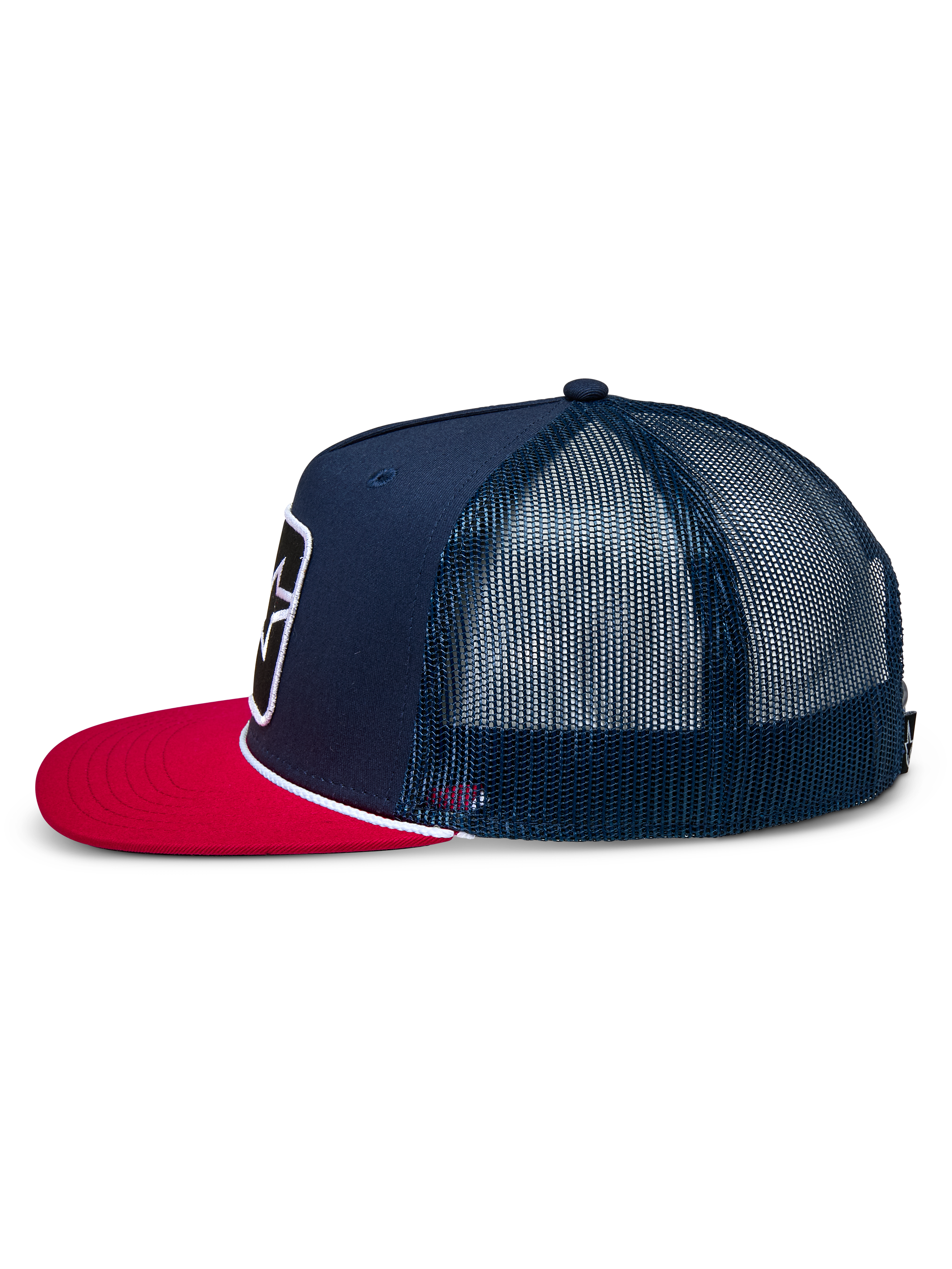 Alpinestars Control Trucker Hat, widok z boku, granatowa z czerwonym płaskim daszkiem, biały pleciony sznurek, siatkowe panele z tyłu, codzienne nakrycie głowy inspirowane motorsportem