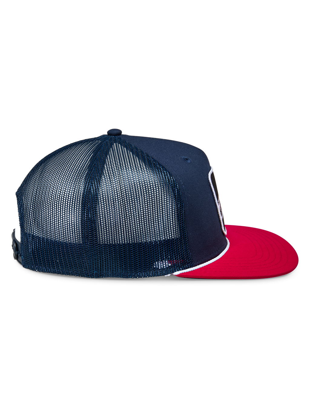Alpinestars Control Trucker Hat, granatowo-czerwona czapka typu trucker, widok z profilu pokazujący granatowy przód z twillu i panele z siatki, płaski czerwony daszek z białą plecioną linką, codzienne nakrycie głowy inspirowane motorsportem