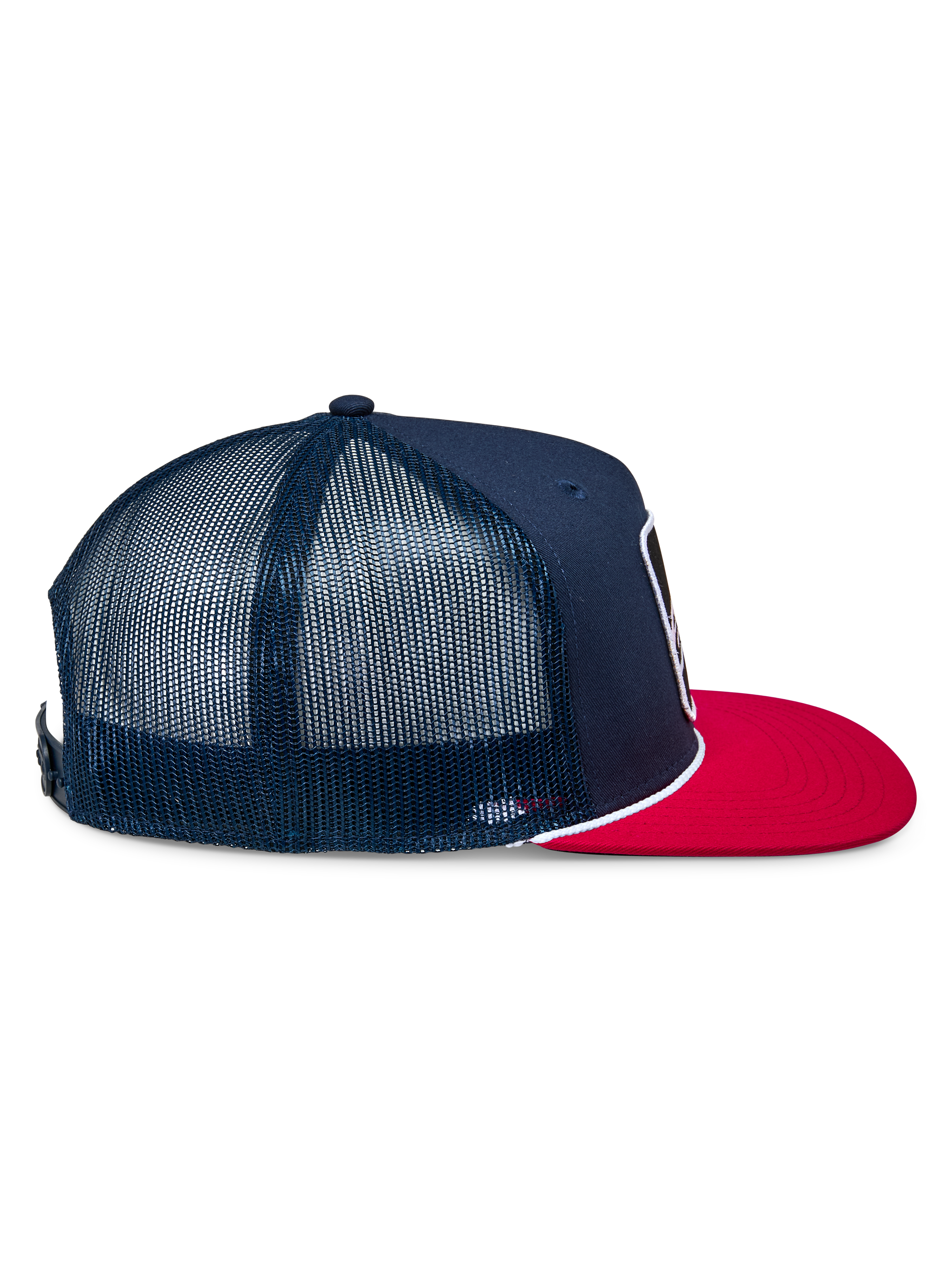Alpinestars Control Trucker Hat, granatowo-czerwona czapka typu trucker, widok z profilu pokazujący granatowy przód z twillu i panele z siatki, płaski czerwony daszek z białą plecioną linką, codzienne nakrycie głowy inspirowane motorsportem