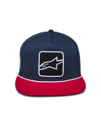 Alpinestars Control Trucker Hat, granatowo-czerwona, usztywniona korona z płaskim daszkiem, naszywka z logo Astars z przodu z białym plecionym sznurkiem, tył z siatki, codzienne nakrycie głowy w stylu motorsportowym