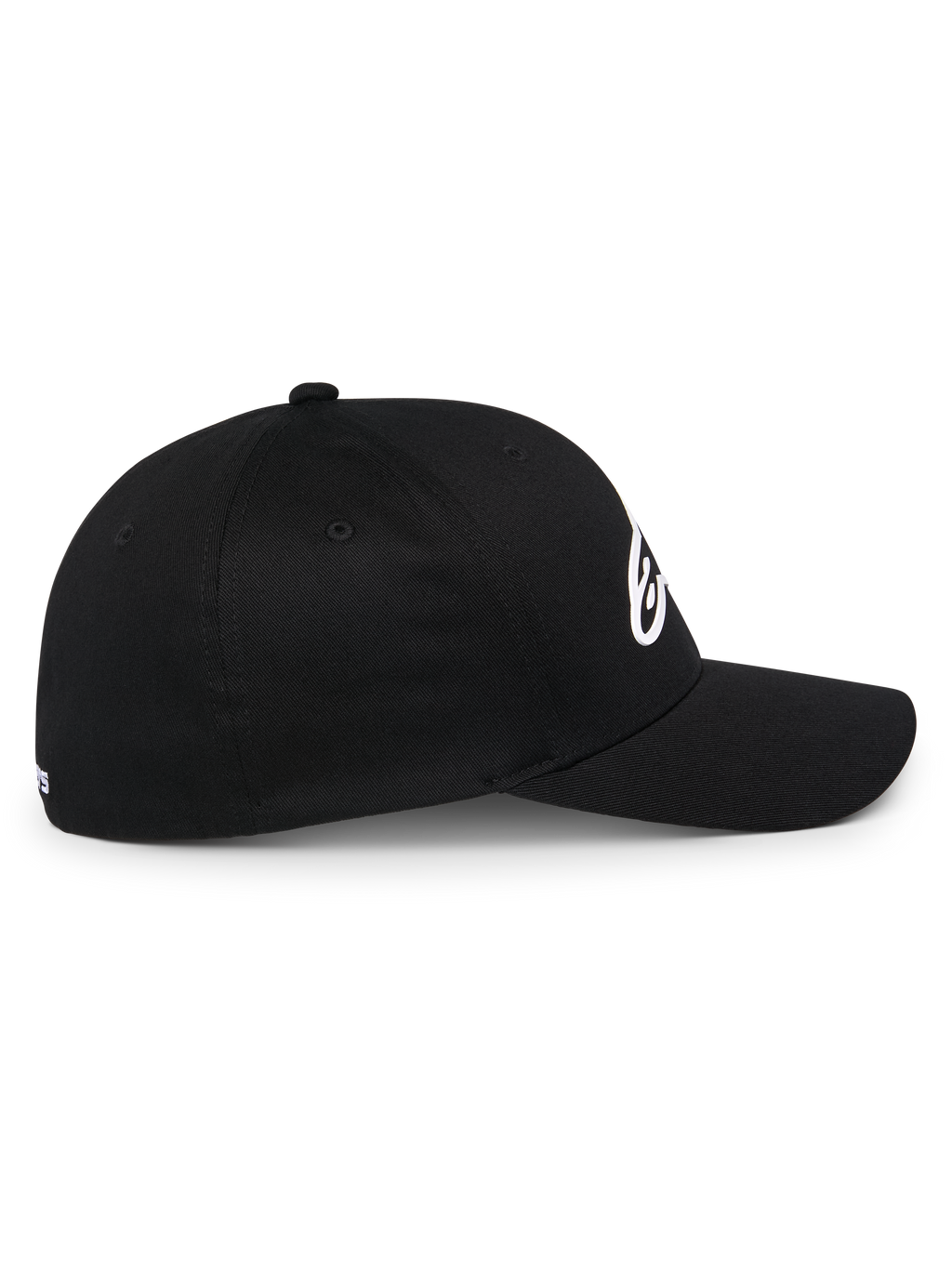 Alpinestars Ageless Multi Hat, czarna sportowa czapka z daszkiem, widok z boku, zakrzywiony daszek i usztywniona korona, białe logo Astars 3D, casualowy styl motorsportowy