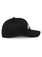 Alpinestars Ageless Multi Hat, czarna sportowa czapka z daszkiem, widok z boku, zakrzywiony daszek i usztywniona korona, białe logo Astars 3D, casualowy styl motorsportowy