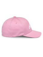 Alpinestars Ageless Multi Hat, różowa czapka z daszkiem, widok z boku, zakrzywiony daszek i usztywniona korona, białe logo Astars 3D, codzienna odzież uliczna inspirowana sportami motorowymi