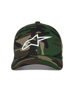 Alpinestars Ageless Multi Hat, czapka z daszkiem, zielone camo, białe logo Astars 3D z przodu, usztywniona korona z zakrzywionym daszkiem, codzienne nakrycie głowy inspirowane sportami motorowymi