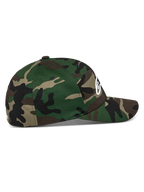 Alpinestars Ageless Multi Hat, czapka z daszkiem w zielonym kamuflażu, widok z boku, zakrzywiony daszek i usztywniona korona, elastyczna tkanina z kepru, białe logo Astars 3D z przodu i płaski haft z tyłu, codzienna odzież sportowa