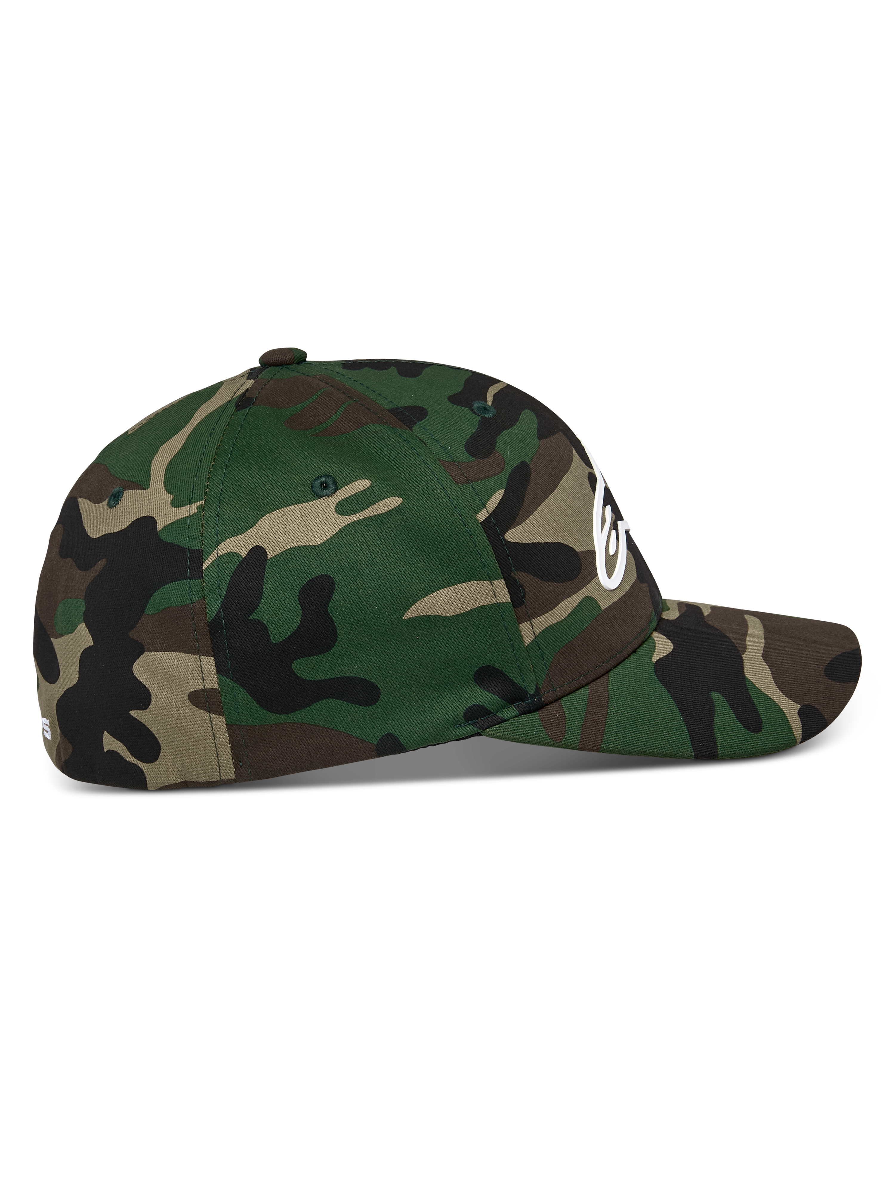 Alpinestars Ageless Multi Hat, czapka z daszkiem w zielonym kamuflażu, widok z boku, zakrzywiony daszek i usztywniona korona, elastyczna tkanina z kepru, białe logo Astars 3D z przodu i płaski haft z tyłu, codzienna odzież sportowa