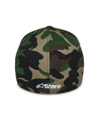 Alpinestars Ageless Multi Hat, czapka z daszkiem w kamuflażu Green Camo, widok z tyłu przedstawiający małe białe haftowane logo Astars, usztywniona korona i elastyczny tył