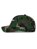 Alpinestars Ageless Multi Hat, czapka z daszkiem w zielonym kamuflażu moro, zakrzywiony daszek z usztywnioną koroną, białe logo Astars z przodu i z boku, codzienna odzież uliczna w stylu motorsport