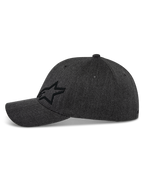 Czapka Alpinestars Corp Shift Multi, czapka z daszkiem, ciemnoszary melanż, profil boczny z czarnym logo gwiazdy Astars 3D, zakrzywiony daszek, usztywniona korona, elastyczna tkanina z kepru, codzienne nakrycie głowy inspirowane motorsportem