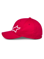 Alpinestars Corp Shift Multi Hat, czerwona czapka z daszkiem, widok z boku prezentujący białe logo Astars 3D, zakrzywiony daszek i usztywniona korona, codzienne sportowe nakrycie głowy