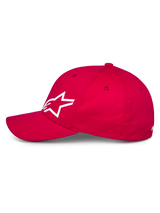 Alpinestars Corp Shift Multi Hat, czerwona czapka z daszkiem, widok z boku prezentujący białe logo Astars 3D, zakrzywiony daszek i usztywniona korona, codzienne sportowe nakrycie głowy