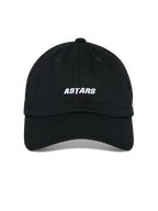 Alpinestars Deduce Strapback Hat, czarna czapka z daszkiem, widok z przodu z białym haftem ASTARS, zakrzywiony daszek, nieusztywniona niska korona, codzienne nakrycie głowy w stylu motorsportowym