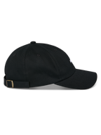 Czapka Alpinestars Deduce Strapback, czarna, widok z boku, zakrzywiony daszek z nieusztywnioną niską koroną, bawełniany kepr, regulowane zapięcie na pasek z metalową klamrą, codzienne nakrycie głowy inspirowane sportami motorowymi