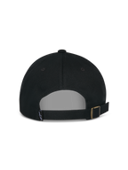 Alpinestars Deduce Strapback Hat, czarna czapka z daszkiem, widok z tyłu z regulowanym paskiem i metalową klamrą, mała metka z logo, codzienna czapka z bawełnianego kepru