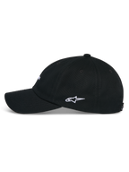 Alpinestars Deduce Strapback Hat, czarna czapka z daszkiem, widok z profilu ukazujący zakrzywiony daszek i biały haft logo Astars z boku, codzienne nakrycie głowy z bawełnianego kepru