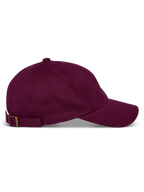 Alpinestars Deduce Strapback Hat, bordowa czapka z daszkiem, widok z boku, zakrzywiony daszek i nieusztywniona niska korona, regulowany materiałowy pasek z metalową klamrą, bawełniany kepr