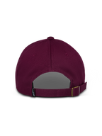Alpinestars Deduce Strapback Hat, bordowa czapka, widok z tyłu przedstawiający regulowane zapięcie na pasek i małą metkę z logo, nieusztywniony bawełniany kepr, codzienna odzież sportowa