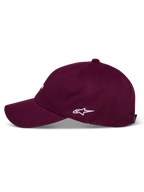 Alpinestars Deduce Strapback Hat, bordowa czapka z daszkiem, widok z boku z białym haftowanym logo Astars, zakrzywiony daszek, nieusztywniona niska korona, codzienne nakrycie głowy z bawełnianego kepru
