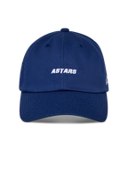 Alpinestars Deduce Strapback Hat, niebieska czapka z daszkiem, biały haft z napisem 'ASTARS' z przodu, zakrzywiony daszek, nieusztywniona niska korona, codzienne nakrycie głowy inspirowane sportami motorowymi