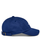 Czapka Alpinestars Deduce Strapback, niebieska, widok z boku, zakrzywiony daszek, regulowane zapięcie z mosiężną klamrą, konstrukcja z bawełnianego kepru, codzienne nakrycie głowy z białym haftowanym logo