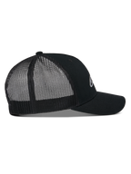 Alpinestars Reflect Ageless Trucker Hat, widok z profilu, czarna, usztywniona korona, zakrzywiony daszek i przewiewne panele z siatki z tyłu, odblaskowe logo z przodu, codzienne nakrycie głowy inspirowane sportami motorowymi