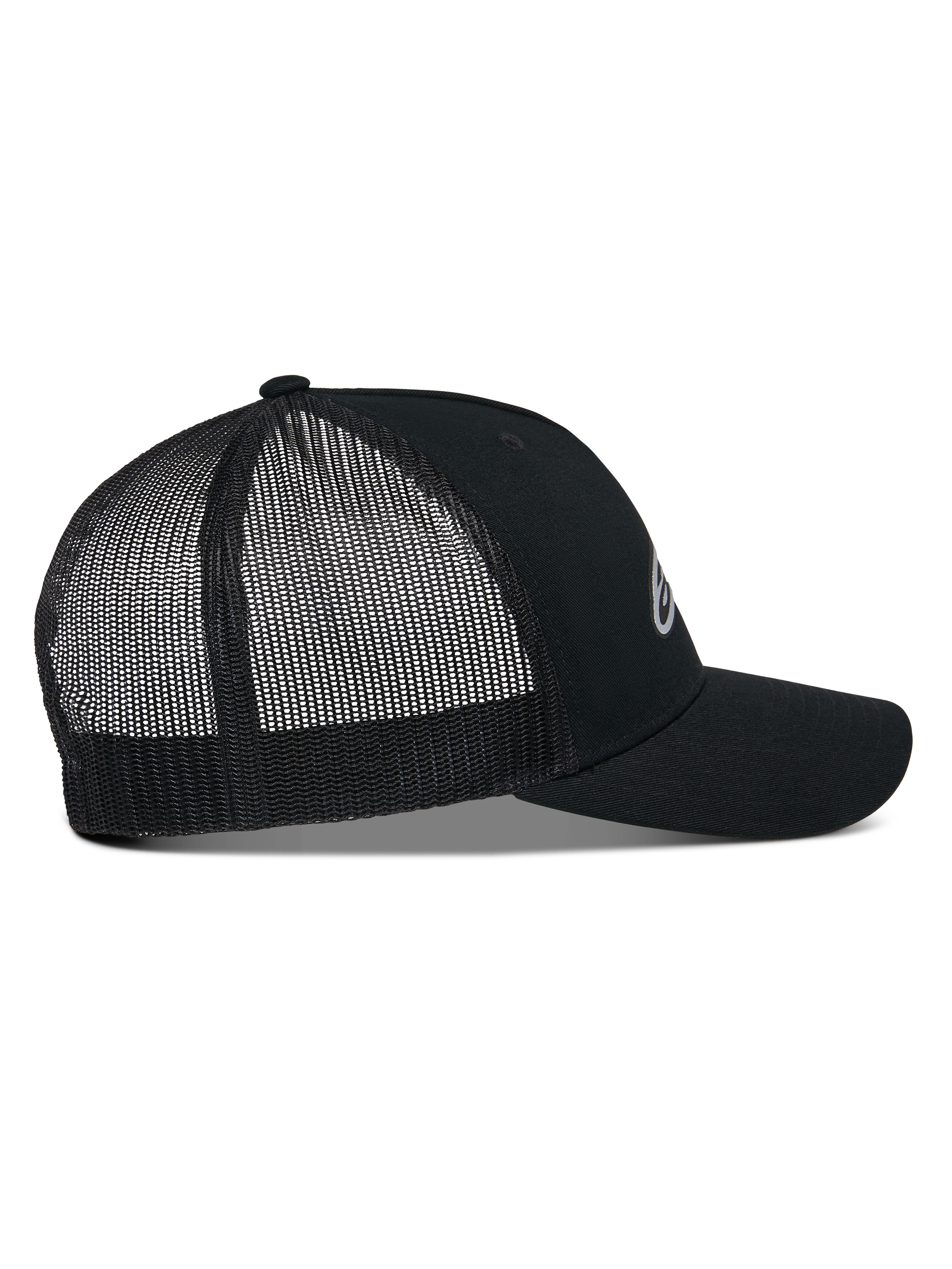 Alpinestars Reflect Ageless Trucker Hat, widok z profilu, czarna, usztywniona korona, zakrzywiony daszek i przewiewne panele z siatki z tyłu, odblaskowe logo z przodu, codzienne nakrycie głowy inspirowane sportami motorowymi