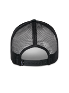 Alpinestars Reflect Ageless Trucker Hat, czarna czapka typu trucker, widok z tyłu ukazujący oddychające panele z siateczki poliestrowej i regulowane zapięcie snapback, mała tkana metka z logo, codzienne nakrycie głowy inspirowane sportami motorowymi