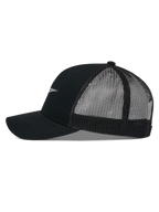 Alpinestars Reflect Ageless Trucker Hat, profil boczny, czarna, zakrzywiony daszek z usztywnioną koroną, panele z oddychającej siatki z tyłu, odblaskowe logo, codzienne nakrycie głowy w stylu motorsportowym