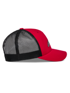 Alpinestars Reflect Ageless Trucker Hat, czerwono-czarna, widok z boku, czerwony przód z tkaniny twill i zakrzywiony daszek, czarny tył z siatki poliestrowej, usztywniona korona, codzienne nakrycie głowy inspirowane sportami motorowymi