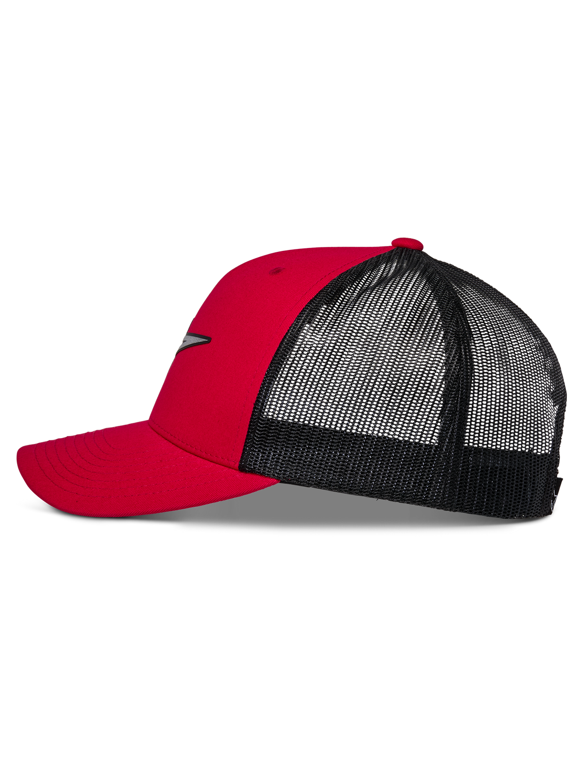 Alpinestars Reflect Ageless Trucker Hat, czerwono-czarna czapka z daszkiem, widok z boku prezentujący zakrzywiony daszek, usztywnioną czerwoną koronę i czarny tył z siateczki, codzienne nakrycie głowy inspirowane sportami motorowymi