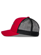 Alpinestars Reflect Ageless Trucker Hat, czerwono-czarna czapka z daszkiem, widok z boku prezentujący zakrzywiony daszek, usztywnioną czerwoną koronę i czarny tył z siateczki, codzienne nakrycie głowy inspirowane sportami motorowymi